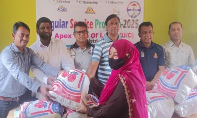 লামায় এপেক্স ক্লাবের উদ্যোগে ইফতার সামগ্রী বিতরণ