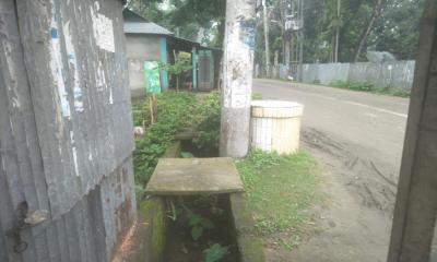 গৌরীপুর রাস্তার পাশে ঢাকনা বিহীন খোলা ড্রেন