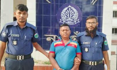 ফিলিং স্টেশনে তেল নিতে গিয়ে পুলিশ সদস্যকে মারধর, মোটরসাইকেল আরোহী আটক