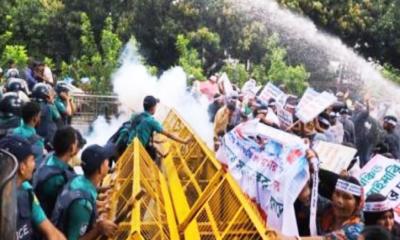 শিক্ষক পদযাত্রায় পুলিশের বাধা, সাউন্ড গ্রেনেড ও টিয়ার শেল নিক্ষেপে উত্তেজনা