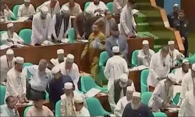 সংবিধান সংস্কারে বিশেষ কমিটি গঠন, সংসদ থেকে বিরোধীদলের ওয়াকআউট