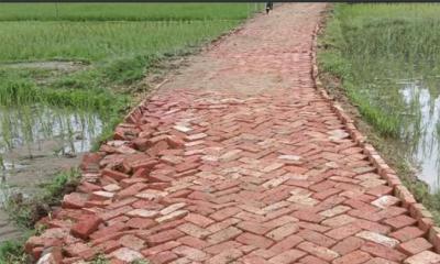 লামায় হিমছড়িতে আড়াই লাখ টাকার ফ্ল্যাট সলিং সড়ক, কাজ শেষের তিন দিনেই হালকা বৃষ্টিতে ভেঙ্গে পড়ছে