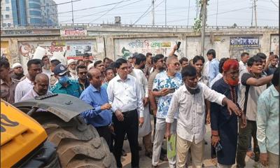 ডেমরায় সড়কের দু‍‍`পাশে অবৈধ দোকানপাট উচ্ছেদ করতে ডিএসসিসির অভিযান