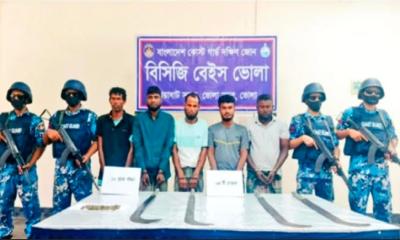 নদীতে ডাকাতির প্রস্তুতিকালে দেশীয় অস্ত্রসহ ৫ জলদস্যু আটক