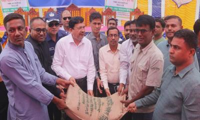 পাবনায় আত্মসমর্পনকারী চরমপন্থী সদস্যদের মাঝে চাউল বিতরণ