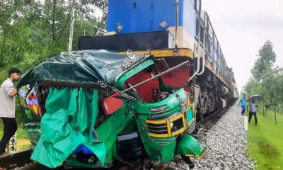কক্সবাজারে ট্রেনের ধাক্কায় অটোরিকশার চার যাত্রী নিহত