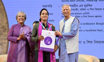 অদম্য নারীদের হাতে পুরস্কার তুলে দিলেন প্রধান উপদেষ্টা