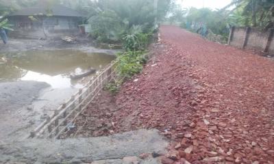 কয়রায় অনিয়ম তান্ত্রিক ভাবে চলছে রাস্তার কাজ