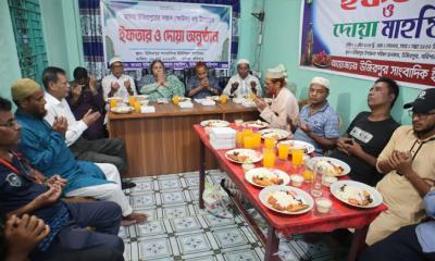 উজিরপুরে আমরা উজিরপুরের সন্তান (আউশ) এর উদ্যোগে ইফতার মাহফিল