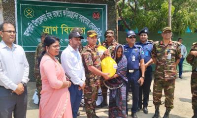 ক্ষতিগ্রস্ত মানুষের মাঝে সেনাবাহিনীর ত্রাণ বিতরণ
