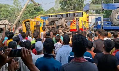 পাবনায় ট্রাকচাপায় স্কুল শিক্ষার্থীসহ নিহত ৩