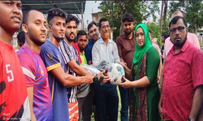 মুকসুদপুর উপজেলা পরিষদের পক্ষে ক্রীড়া সামগ্রী বিতরণ