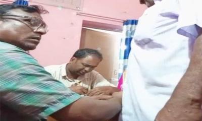 ভিজিডি চাল বিতরণে বিএনপি নেতা ও ইউপি সদস্যের টাকা আদায়