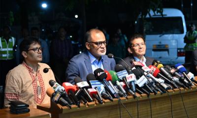 যুক্তরাষ্ট্রের সঙ্গে শুল্ক নিয়ে যোগাযোগ করবেন প্রধান উপদেষ্টা
