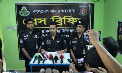 ফরিদপুরে র্যাব কার্যালয়ে স্ত্রী হত্যা মামলার আসামি গ্রেপ্তার সংক্রান্ত সংবাদ সম্মেলন