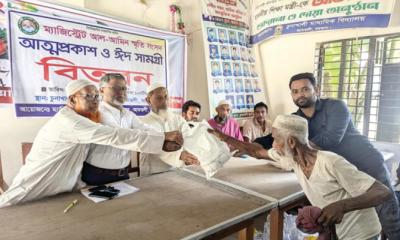 আল আমিন স্মৃতি সংসদের উদ্যোগে ঈদ সামগ্রী বিতরন