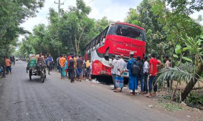 বাসচাপায় স্কুল শিক্ষক নিহত, শিক্ষার্থীদের সড়ক অবরোধ