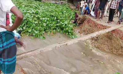 সিরাজগঞ্জে ভারী বর্ষণে রাস্তা ভেঙ্গে চরম দুর্ভোগ: শিক্ষার্থীদের পরীক্ষা বিঘ্ন।