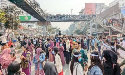 সাত কলেজের শিক্ষার্থীদের সায়েন্সল্যাব অবরোধ