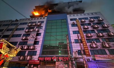 গুলিস্তানের শপিং কমপ্লেক্সে ভয়াবহ আগুন