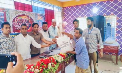 লোহাগাড়া মানবিক ফাউন্ডেশনের ইফতার সামগ্রী বিতরণ