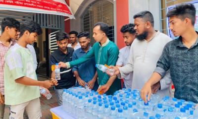 এসএসসি পরীক্ষার্থীদের মাঝে ছাত্রদলের পানি ও স্যালাইন বিতরণ
