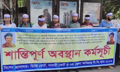 পিলখানার সামনে অবস্থান নিয়েছেন চাকরিচ্যুত বিডিআর সদস্যরা