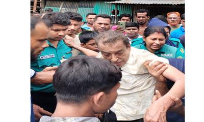 খুলনায় আ’লীগ নেতাকে গণধোলাই, পুলিশে সোপর্দ