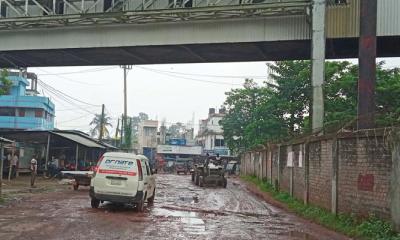 বড়পুকুরিয়া খনি ও  তাপবিদ্যুৎ কেন্দ্রের প্রধান সড়কের বেহাল দশা ঝুঁকি নিয়ে চলছে যানবাহন