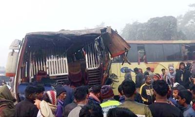 তিন বাসের মুখোমুখি সংঘর্ষ, নিহত ২