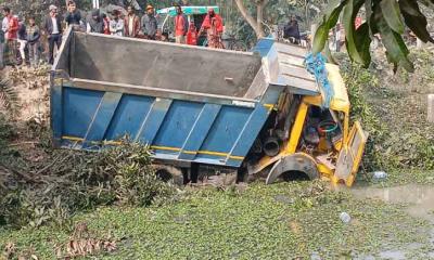 নিয়ন্ত্রণ হারিয়ে ভ্যানের উপরে ট্রাক, নিহত ৫