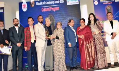 গ্লোবাল আইকনিক লিডারশীপ অ্যাওয়ার্ড পেলেন মোহাম্মদ রাসেলুজ্জামান