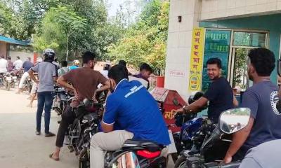 ব্রাহ্মণবাড়িয়ায় তেলের জন্য ঘণ্টার পর ঘণ্টা লাইনে, ক্ষোভ বাড়ছে চালকদের