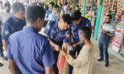 যাত্রী নিরাপত্তায় ব্রাহ্মণবাড়িয়া রেলস্টেশনে পুলিশের ব্যাপক তল্লাশি