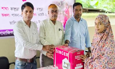ভাঙ্গুড়ায় কিশোরীদের মাঝে সেলাই মেশিন ও মুরগির বাচ্চা বিতরণ