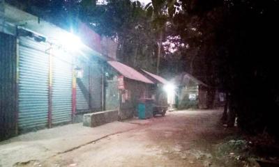 আযান হলেই থেমে যায় বেচাকেনা, নামাজে মুখর ফরিদগঞ্জ মিরপুর