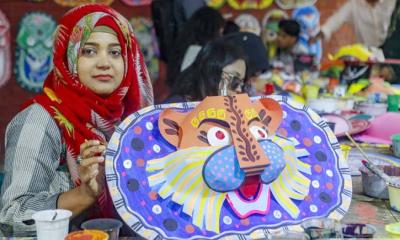 বর্ষবরণের প্রস্তুতিতে চারুকলায় শেষ মুহূর্তের ব্যস্ততা