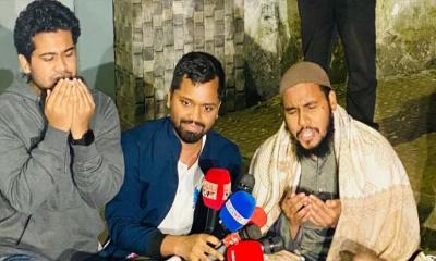 ঢাবি প্রশাসন ও ডাকসুর বিরুদ্ধে ‘দ্বিচারিতা’র অভিযোগে শিক্ষার্থীদের মোনাজাত