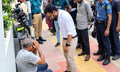 রাজধানীর ফুটপাতে মারধরের ভিডিও ভাইরাল, জানা গেল আসল ঘটনা