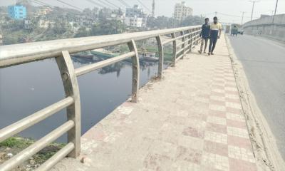 লোহা চুরিতে রেলিং উধাও, ঝুঁকিতে পথচারীরা