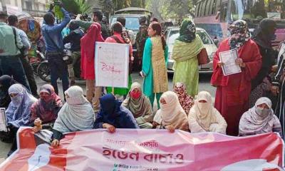 ৫ দফা দাবিতে ইডেন শিক্ষার্থীদের সড়ক অবরোধ