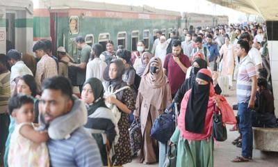 চাপ থাকলেও স্বস্তিতে ঢাকা ছাড়ছে ঘরমুখো মানুষ