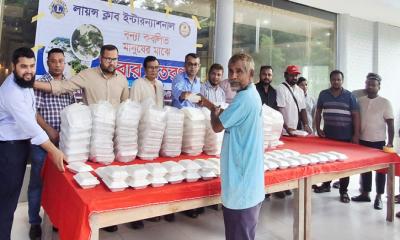 বন্যার্তদের মাঝে লায়ন্স ক্লাব ও কক্সবাজার সিটির খাবার বিতরণ