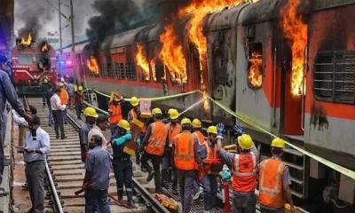 ভারতে ট্রেনে ভয়াবহ আগুন, আতঙ্কে ঝাঁপ দেন অনেক যাত্রী