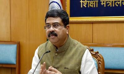 টানা আন্দোলনের মুখে ভারতের শিক্ষামন্ত্রীর পদত্যাগ