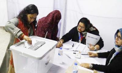 উৎসবমুখর পরিবেশে প্রথমবার জকসু নির্বাচনে ভোট দিচ্ছেন শিক্ষার্থীরা