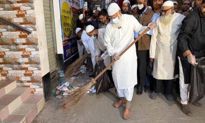 ঝাড়ু হাতে রাস্তা পরিষ্কারে জামায়াত আমির