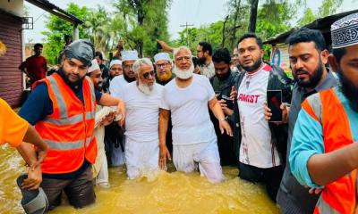 চট্টগ্রামে বন্যাদুর্গত মানুষের পাশে জামায়াত আমির