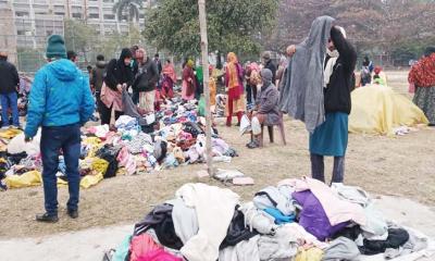 শীতের তীব্রতায় জমজমাট খোলা বাজারে গরম পোশাকের বেচাকেনা