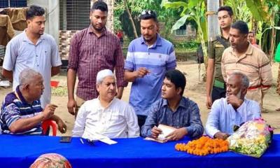 এমপির ফোনে মটরসাইকেলে ছুটে এলেন ইউএনও